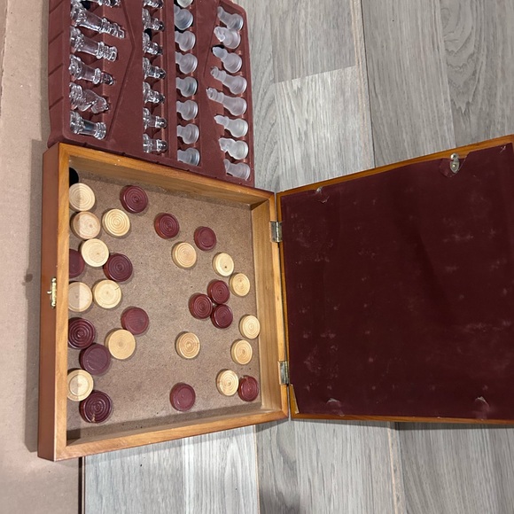 Glass chess set with wooden case and mirror playing board. Checkers included - Picture 5 of 7